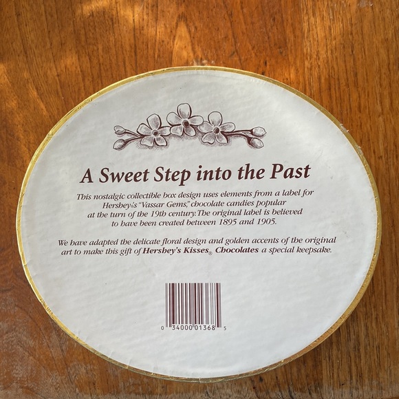 Reproduction Hershey’s Kisses Chocolate “A Rare Delicacy” oval pink storage box - Picture 2 of 7